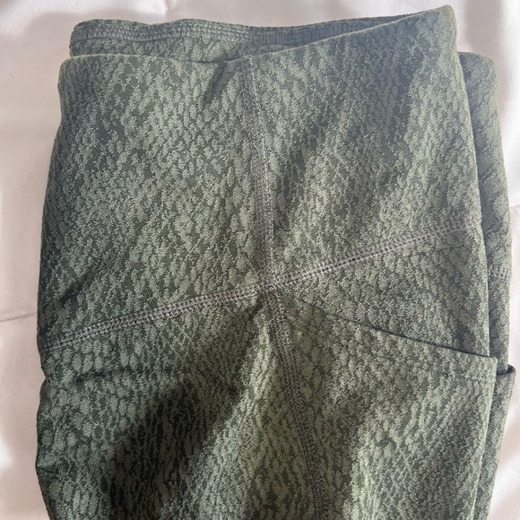 2 Piece - Green Snakeskin Print fitness Outfit - Picture 3 of 8